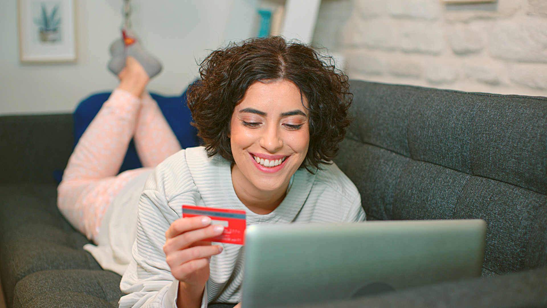 Girl-looking-at-laptop-with-credit-card
